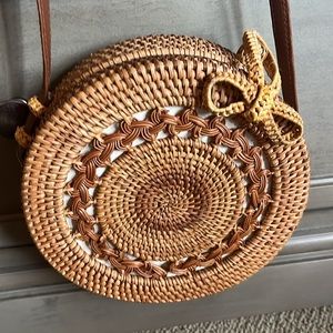 Purse tan round woven excellent condition like brand new!!